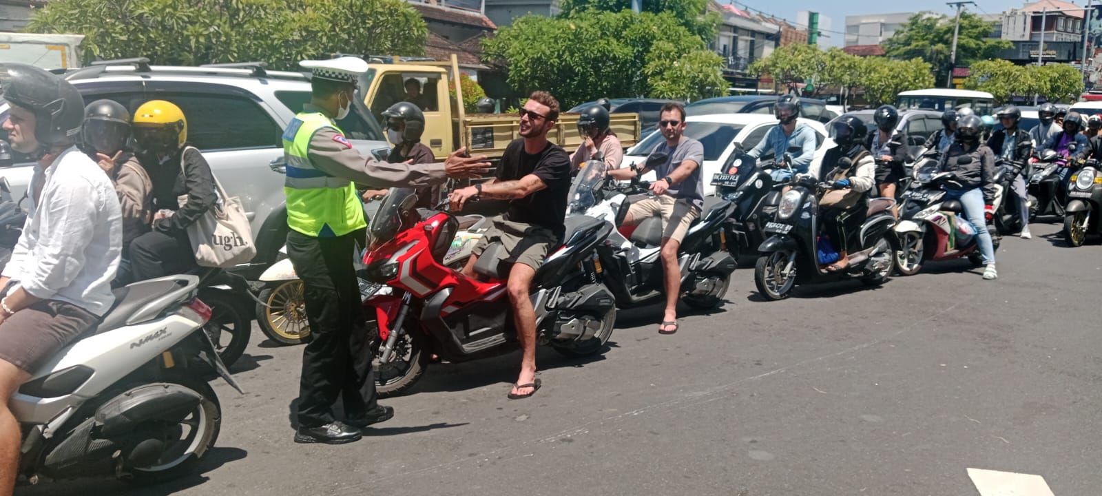 podiumnews.com-Puluhan WNA Terjaring Razia Lalin di Kuta Utara